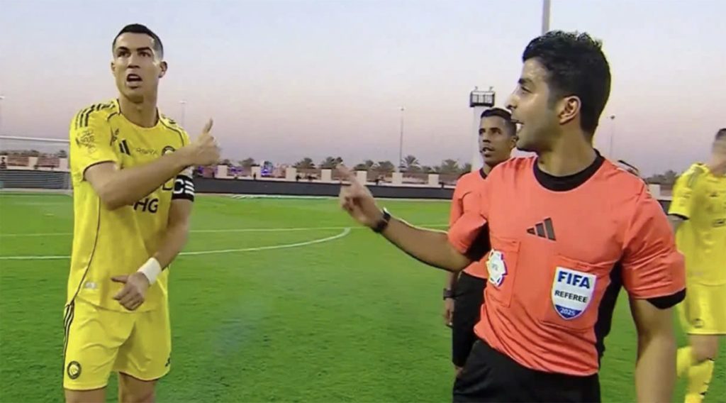 Ronaldo mỉa mai trọng tài