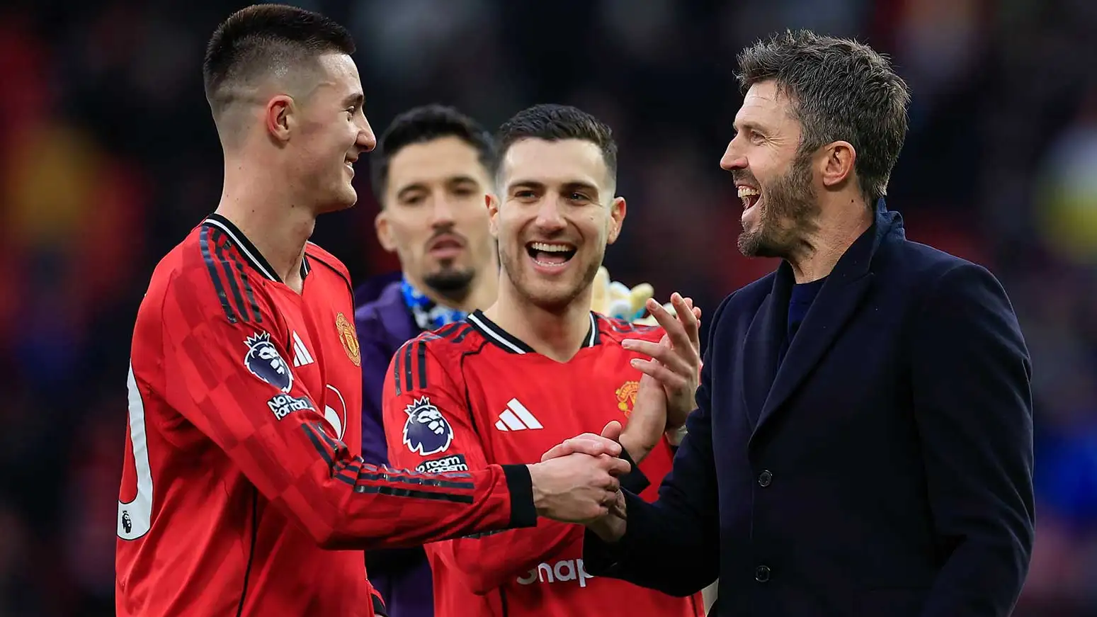 Cầu thủ Man Utd ăn mừng cùng Michael Carrick sau chiến thắng tại Premier League Bong88VIP